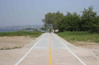 금강변을 따라 달리는 자전거길